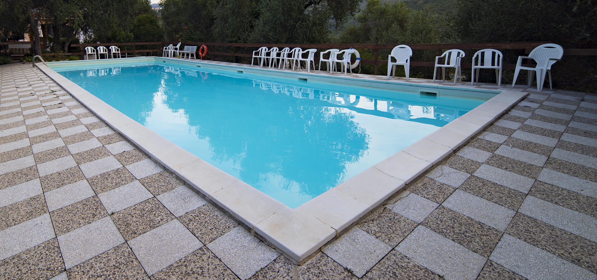 Swimming pool and solarium